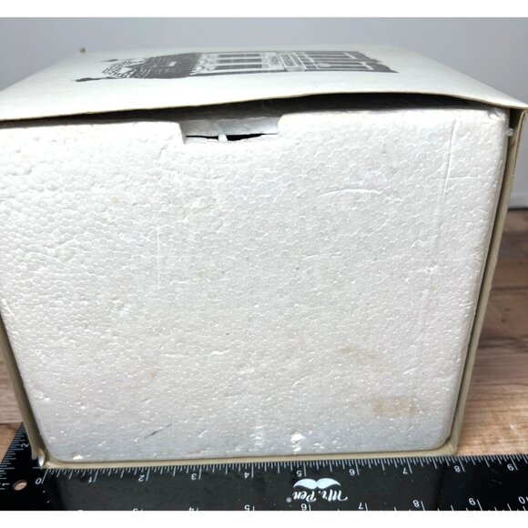 Dept 56 6500-5 Dickens Fezziwigs Warehouse Heritage Village - Picture 7 of 7